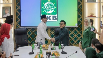 Ketua Umum PSI Kaesang Pangarep (kiri) bersalaman dengan Ketua Umum PKB Muhaimin Iskandar saat bertemu di Kantor DPP PKB, Jakarta, Selasa (6/8/2024). [Suara.com/Alfian Winanto]