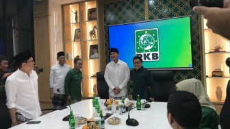 Pakai Sarung Dan Peci, Kaesang Temui Cak Imin Di Kantor PKB