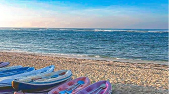 Asyiknya Bermain Kano dan Berjemur di Bawah Hangatnya Mentari Pantai Pandawa