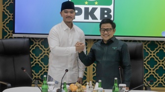 Ketua Umum PSI Kaesang Pangarep (kiri) berjabat tangan dengan Ketua Umum PKB Muhaimin Iskandar saat bertemu di Kantor DPP PKB, Jakarta, Selasa (6/8/2024). [Suara.com/Alfian Winanto]