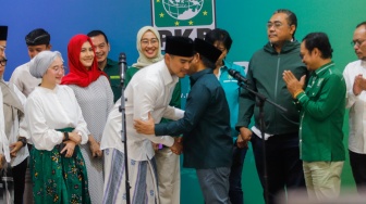 Ketua Umum PSi Kaesang Pangarep  berpelukan dengan Ketua Umum PKB Muhaimin Iskandar saat bertemu di Kantor DPP PKB, Jakarta, Selasa (6/8/2024). [Suara.com/Alfian Winanto]