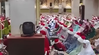 Viral Jamaah Masjid Agung Ciamis Kenakan Topi Merah Putih Mirip Santa, Ini Sejarahnya