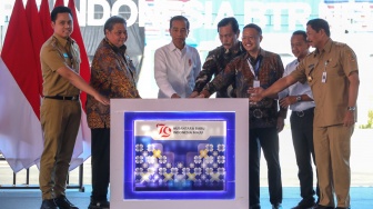 Jokowi Resmikan Pabrik Anoda Raksasa di Kendal, Target Produksi 1,5 Juta Mobil Listrik!