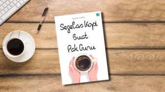 Ulasan Buku Segelas Kopi Buat Pak Guru, Inspirasi dari Ruang Kelas