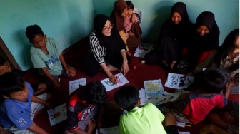 Tumbuhkan Minat Membaca, KKN Untidar Membuat Rumah Baca untuk Anak Dusun Krajan Bambusari