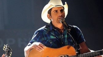 Bintang Country Brad Paisley Wujudkan Mimpi Toko Kelontong Gratis Kedua 'Ini adalah Belanjaan Bermartabat'