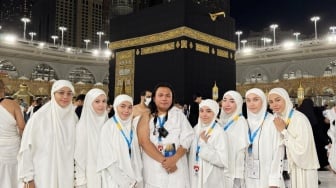 Pakai Busana Sesuai Syariat, Penampilan Keanu AGL saat Umrah Dibandingkan dengan Wanda Hara