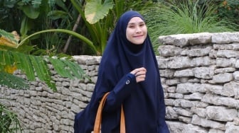 Ikut Padamkan Karhutla, Zaskia Adya Mecca Syok Petugas Temukan Botol Pertalite Dekat Sutet