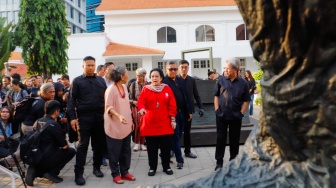 Presiden ke-5 RI Megawati Soekarnoputri (tengah) didampingi pematung Dolorosa Sinaga saat melihat pameran seni patung di Galeri Nasional, Jakarta, Kamis (8/8/20204). [Suara.com/Alfian Winanto] 
