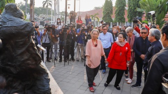 Presiden ke-5 RI Megawati Soekarnoputri (tengah) didampingi pematung Dolorosa Sinaga saat melihat pameran seni patung di Galeri Nasional, Jakarta, Kamis (8/8/20204). [Suara.com/Alfian Winanto] 