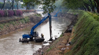 Pengerukan Kali Ciliwung Antisipasi Musim Penghujan