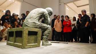 Presiden ke-5 RI Megawati Soekarnoputri (tengah) didampingi pematung Dolorosa Sinaga saat melihat pameran seni patung di Galeri Nasional, Jakarta, Kamis (8/8/20204). [Suara.com/Alfian Winanto] 