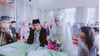 Siapa yang Menjadi Wali Nikah Jika Ayah Non Muslim?