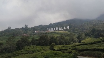 Gunung Dempo Naik Status Waspada, Erupsi Hasilkan Abu Setinggi 10.218 Kaki