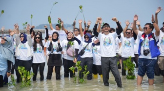 Nusantara Regas Gelar Penanaman 2000 Mangrove dan Aksi Bersih Pantai