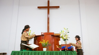 Anggota Pramuka membersihkan ruangan ibadah saat kegiatan bakti sosial pramuka di Gereja Kristen Indonesia, Kebon Bawang, Jakarta Utara, Jumat (9/8/2024). [Suara.com/Alfian Winanto]