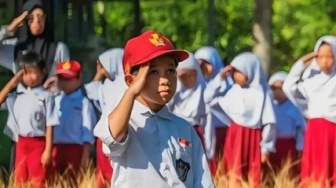 Momen Siswa SD Hormat Bendera Beralas Lumpur Bikin Publik Mewek, HUT RI "Mahal" di IKN Diungkit: Termasuk Sewa Alphard