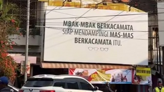 Viral Baliho 'Mbak dan Mas Berkacamata' Jelang Pilkada Solo 2024, Pengamat: Soft Campaign Tepat Sasaran