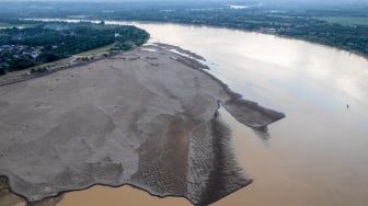 Foto udara Sungai Batanghari mengalami penyusutan debit air di Penyengat Rendah, Jambi, Kamis (8/8/2024). [ANTARA FOTO/Wahdi Septiawan/rwa]