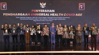 Terima Penghargaan UHC Award 2024, Bupati Dhito Tekankan Peningkatan Mutu Pelayanan Kesehatan