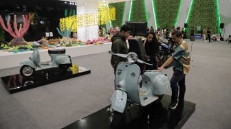 Pengunjung melihat motor listrik di acara Festival LIKE (Lingkungan, Iklim, Kehutanan, EBT) 2 di Jakarta Convention Center (JCC), Jakarta, Sabtu (10/8/2024). [Suara.com/Alfian Winanto]