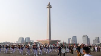 Pasukan marching band tampil saat acara kirab bendera Merah Putih dan naskah teks proklamasi menuju Ibu Kota Nusantara (IKN) di kawasan Monumen Nasional (Monas), Jakarta, Sabtu (10/8/2024). [Suara.com/Alfian Winanto]