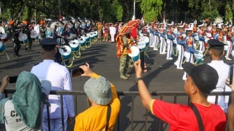 Pasukan marching band tampil saat acara kirab bendera Merah Putih dan naskah teks proklamasi menuju Ibu Kota Nusantara (IKN) di kawasan Monumen Nasional (Monas), Jakarta, Sabtu (10/8/2024). [Suara.com/Alfian Winanto]