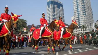 Pasukan berkuda tampil saat acara kirab bendera Merah Putih dan naskah teks proklamasi menuju Ibu Kota Nusantara (IKN) di kawasan Patung Kuda, Jakarta, Sabtu (10/8/2024). [Suara.com/Alfian Winanto]