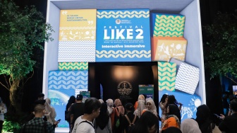 Pengunjung melihat acara Festival LIKE (Lingkungan, Iklim, Kehutanan, EBT) 2 di Jakarta Convention Center (JCC), Jakarta, Sabtu (10/8/2024). [Suara.com/Alfian Winanto]