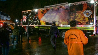 Petugas tanggap darurat bekerja di dekat reruntuhan pesawat yang jatuh Vinhedo, Sao Paulo, Brasil, Jumat (9/8/2024). [MIGUEL SCHINCARIOL / AFP]