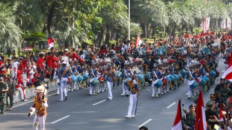 Pasukan marching band tampil saat acara kirab bendera Merah Putih dan naskah teks proklamasi menuju Ibu Kota Nusantara (IKN) di kawasan Patung Kuda, Jakarta, Sabtu (10/8/2024). [Suara.com/Alfian Winanto]