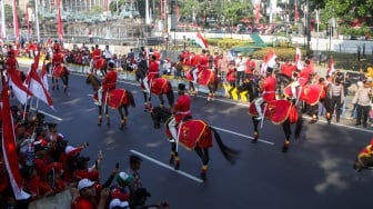 Pasukan berkuda tampil saat acara kirab bendera Merah Putih dan naskah teks proklamasi menuju Ibu Kota Nusantara (IKN) di kawasan Patung Kuda, Jakarta, Sabtu (10/8/2024). [Suara.com/Alfian Winanto]