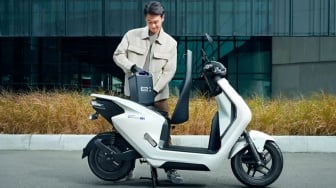 4 Rekomendasi Motor Listrik Baterai Awet Bisa Dibawa Perjalanan Jauh, Cocok Buat Touring