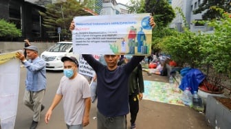 Sejumlah pencari suaka berunjuk rasa di depan kantor United Nations High Commissioner for Refugees (UNHCR) di Kuningan, Jakarta, Senin (12/8/2024). [Suara.com/Alfian Winanto]