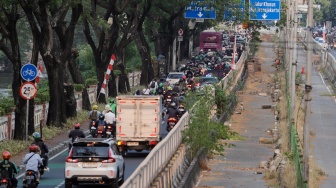 Kendaraan terjebak kemacetan saat melintas di kawasan Pasar Rumput, Jakarta, Senin (12/8/2024). [Suara.com/Alfian Winanto]