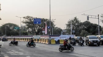 Kendaraan melintas di kawasan Pasar Rumput, Jakarta, Senin (12/8/2024). [Suara.com/Alfian Winanto]