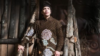 Momen Atta Halilintar Salat di Emperan Toko Saat Liburan ke Tiongkok Picu Perdebatan