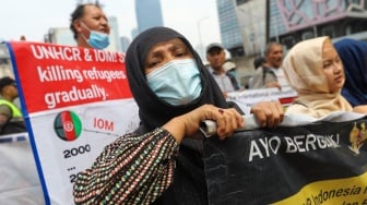 Sejumlah pencari suaka berunjuk rasa di depan kantor United Nations High Commissioner for Refugees (UNHCR) di Kuningan, Jakarta, Senin (12/8/2024). [Suara.com/Alfian Winanto]