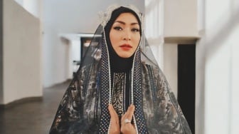 Pancarkan Aura Puteri Indonesia, 8 Potret Angelina Sondakh Melenggang di Fashion Show