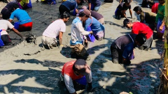 Basah-Basahan dan Ketawa Bersama! Suasana Lomba Tangkap Lele di Bulu Sukoharjo