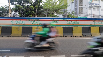 Kendaraan melintas di kawasan Pasar Rumput, Jakarta, Senin (12/8/2024). [Suara.com/Alfian Winanto]