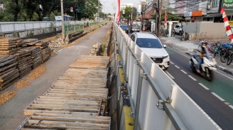 Suasana di tempat proyek pembangunan LRT di kawasan Pasar Rumput, Jakarta, Senin (12/8/2024). [Suara.com/Alfian Winanto]