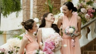 6 Potret Bridesmaid Cassandra Lee, ada Sephora Sievert dan Beby Tsabina