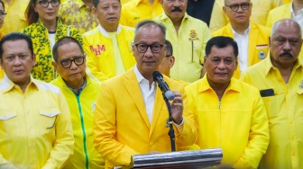 PLT Ketua Umum Partai Golkar, Agus Gumiwang Kartasasmita (tengah) memberikan pernyataan pers usai menggelar Rapat Pengurus Pleno di Kantor DPP Partai Golkar, Jakarta, Selasa (13/8/2024). [Suara.com/Alfian Winanto]