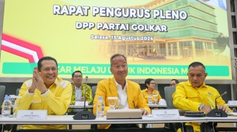 PLT Ketua Umum Partai Golkar, Agus Gumiwang Kartasasmita (tengah) saat mengikuti Rapat Pengurus Pleno di Kantor DPP Partai Golkar, Jakarta, Selasa (13/8/2024). [Suara.com/Alfian Winanto]