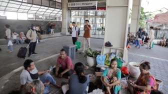 Warga korban kebakaran mengungsi di area Stasiun Manggarai, Jakarta, Selasa (13/8/2024). [Suara.com/Alfian Winanto]