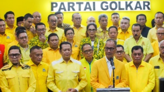 PLT Ketua Umum Partai Golkar, Agus Gumiwang Kartasasmita (tengah) memberikan pernyataan pers usai menggelar Rapat Pengurus Pleno di Kantor DPP Partai Golkar, Jakarta, Selasa (13/8/2024). [Suara.com/Alfian Winanto]