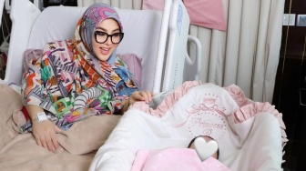 Syahrini Lahiran Pakai Gamis dan Kerudung Dicibir, Adik: Diperbolehkan, Sekarang Sudah Canggih Pemirsa