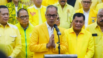 PLT Ketua Umum Partai Golkar, Agus Gumiwang Kartasasmita (tengah) memberikan pernyataan pers usai menggelar Rapat Pengurus Pleno di Kantor DPP Partai Golkar, Jakarta, Selasa (13/8/2024). [Suara.com/Alfian Winanto]