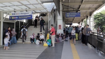 Warga korban kebakaran mengungsi di area Stasiun Manggarai, Jakarta, Selasa (13/8/2024). [Suara.com/Alfian Winanto]